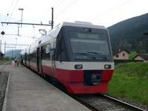 Quer durch die Schweiz 2008 - Ein Bild das es so vielleicht bald nicht mehr gibt. Bedingt durch den Fahrzeugmangel der BLS m�chte die TRN ihre beiden NINA&acute;s eben an die BLS verkaufen und daf�r Stadler Flirts erwerben. Am 03.05.2008 ist NINA 321 am Endbahnhof Buttes angekommen und wird f�r die R�ckfahrt nach Neuenburg parat gemacht. Wir hingegen suchen nun die Postautohaltestelle f�r unsere Weiterreise nach Saint Croix. Kein leichtes Unterfangen, wie sich herausstellt.
