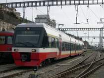Quer durch die Schweiz 2008 - Tag 3 unserer Schienenkreuzfahrt durch die Schweiz f�hrt uns von Twann �ber Neuenburg-Buttes (sprich B�tt)-Sainte Croix-Yverdon les Bains-Avenches (sprich Avangsch)-Freiburg-Ins-Bern und Biel wieder nach Twann.
In Neuenburg wartet unterdessen NINA 321 (527 321-4) der TRN auf neue Aufgaben. Neuenburg, 03.05.2008 