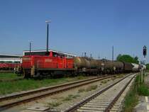 Die 294 767 am 14.05.2008 mit Einer �bergabe bei der Einfahrt in M�hldorf.