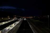 Marburg (Lahn) Hauptbahnhof bei D�mmerung, Bahnsteigansicht.