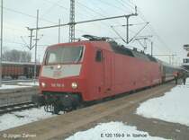 E 120 159-9 steht abfahrbereit im Bahnhof Itzehoe (Jan. 2004)