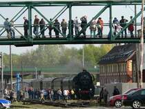 Der Bahn�bergang, den Fu�g�nger nutzen k�nnen, wenn die Schranken geschlossen sind, ist w�hrend der Dampflokparade ein beliebter Aufenthaltsort f�r Fotografen. 3.5.2008