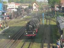 18 201, 03 2204 und 03 1010 haben im Nachbarort Leszno gewendet und kehren nun nach Wolsztyn zur�ck. Nicht mehr lange, dann machen sich die drei Loks mit ihren Z�gen auf den Heimweg nach Deutschland. 3.5.2008