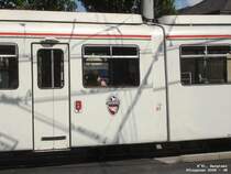 N�81 in Minimalverzierung anl��lich der Fu�ball-EM in Innsbruck.  Team der Fans . Vielleicht liegt es an der Gew�hnung von Kindesbeinen an - aber f�r mich schaut eine Stra�enbahn genau so aus. Das meiste andere ist nachgemacht :-). Auf der Flanke des Wagens wirft das feine Geflecht der Fahrleitungen �ber dem Betriebshof der Innsbrucker Verkehrsbetriebe zarte Schatten. Zur Pfingstzeit 2008 kHds