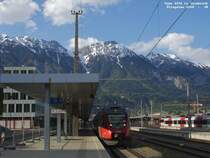 Type 4024, vor wenigen Minuten aus �tztal gekommen, wird wegrangiert, im Hintergrunde leuchtet die Arzler Scharte (hinter dem Hohen Masten mit den Verst�rkungsleitungen), zur Linken ist das neue Haus jenseits des Mittenwald-Bahnsteiges zu sehen. Zur Pfingstzeit 2008 kHds
