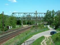 Die KBS 580 bei Naumburg (Saale). Im Hintergrund sieht man das �berf�hrungsbauwerk der KBS 551 nach Zeitz; 10.05.2008