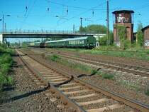 Westliches Gleisvorfeld in Naumburg (Saale) Hbf mit dem alten Wasserturm und der Br�cke der B180; 11.05.2008