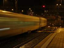 White-Bull Zug auf Nachtfahrt zum L�tschberg nach Brig am 09.04.2008 in Spiez