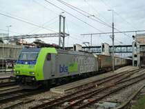 Re 485 007 mit Ambrogio-G�eti in Spiez am 10.04.2008