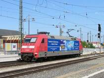 Nachdem 101 003  KUWAIT AIRWAYS  den EC 371 von Ostseebad Binz bis Dresden Hbf gebracht hat, f�hrt sie in ihre Warteposition, um nach ca. zwei Stunden den EC 170 aus Budapest-Keleti pu zur Weiterfahrt nach Berlin zu �bernehmen. 14.05.2008