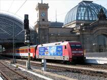 101 003  KUWAIT AIRWAYS  hat den EC 371 von Ostseebad Binz bis Dresden Hbf gebracht. Bevor zur Weiterfahrt nach Praha (Prag) eine CD BR 371 den Zug �bernimmt, werden Lok und Wagen voneinander getrennt, w�hrend des Abkoppelvorganges sind beide Pantographen unten; 14.05.2008