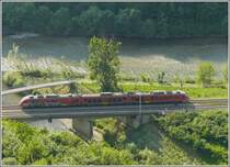 Ein dreiteiliger Desiro 312 �berquert hier die Voglajna, die hier in die Savinja m�ndet. (14.05.2008)