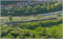 Eine 342 zieht wieder einen diesr bunten Z�ge, den OEC 150 Ljubliana-Wien S�dbf. unterhalb der alten Burg (Starigrad) bei Celje vorbei. (14.05.2008)