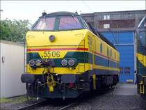 Diesellok 5506 vor dem Depot Kinkempois am Tag der offenen T�r. Diese Baureihe wurde 1961-1962 von der SNCB in Betrieb gestellt, sie fahren vor allem im S�den Belgiens. Der Punkt vor der Nummer bedeutet, dass diese Lok eine Heizung besitzt. An dem rotem Streifen und der Aufschrift TVM erkennt man, dass diese Lok eine Geschwindigkeit von 200 km/h erreichen kann und auf der Hochgeschwindigkeitsstrecke zwischen Louvain und Li�ge fahren darf, um havarierte Hochgeschwindigkeitsz�ge abzuschleppen. Verschiedene Loks dieses BR haben auch noch die Aufschrift L2, dann k�nnen sie bis nach St Louis fahren. 18.05.08