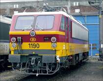 E-Lok 1190 in den Benelux Farben vor dem Atelier Kinkempois am 18.05.08 zum Tag der offenen T�r. Die Loks dieser Baureihe sind auf dem niederl�ndischen Netz zugelassen und verkehren zwischen Br�ssel und Amsterdam mit niederl�ndischer Zuggarnitur hin und her. Wenn die Hochgeschwindigkeitsstrecke nach Amsterdam fertig ist (Februar 2009 ?), werden diese Loks durch HG2 ersetzt und wahrscheinlich im G�terverkehr eingesetzt. �brigens war 1190 am 10. M�rz 2007 fast vollst�ndig ausgebrannt, sie wurde aber wieder komplett repariert. 