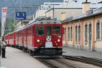 Einfahrt des Regionalzuges 1654 mit ABe 4/4 II 49 & 47 von Tirano nach St. Moritz in den Bahnhof von Poschiavo am 4. Mai 2008. 
