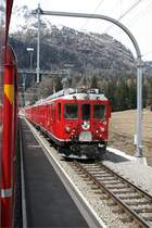 Regionalzug 1633 aus St. Moritz mit ABe 4/4 II 41 & 42 f�hrt am 4. Mai 2008 in die Station Cavaglia ein.