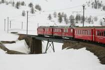 ABe 4/4 II 49 & 47 auf der oberen Berninabachbr�cke zwischen Ospizio Bernina und Bernina Lagalb mit Regionalzug 1654 am 4. Mai 2008.