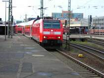 146 103 verl�sst mit einem RE nach Braunschweig den Hauptbahnhof von Hannover.