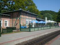 Das Empfangsgeb�ude von Sellin am 22.05.2008 ist gleichzeitig eine Gastst�tte.Im Inneren ist diese mit vielen Eisenbahnutensilien ausgestattet.