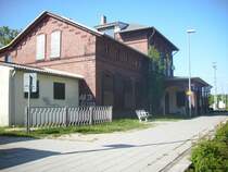 Der Bahnhof Sagard am 22.05.2008.Der Bahnhof war einmal mit einem Fahrdienstleiter besetzt.Heute wird der Bahnhof vom Bahnhof Lancken ferngesteuert.Da sich im Empfangsgeb�ude einmal das Stellwerk befand habe ich das Bild in der Kategorie Stellwerke einsortiert.