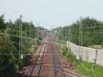 Kabelsalat bei �tigheim... Ein Blick auf die Rheintalbahn Richtung Karlsruhe am 4. Juni 2006.