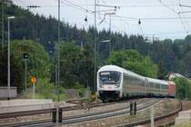 Ein IC erreicht gleich den Scheitelpunkt zur Talfahrt in die Geislinger Steige. Das Gewicht des Zuges zieht die 101 einfach hinterher...