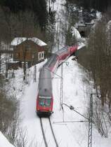 RB 31608 von Seebruck nach Freiburg hat am 27. M�rz 2008 um 17.18 Uhr den Bahnhof Hinterzarten verlassen und befindet sich zwischen Finsterrank-Tunnel und Ravenna-Viadukt.
