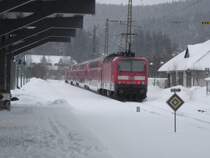 RB 31607 von Freiburg nach Neustadt (Schwarzw.) verl�sst am 25. M�rz 2008 um 17.18 Uhr den Bahnhof Hinterzarten in Richtung Titisee.
