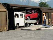 Rum�nische Massarbeit. In Buchs/SG verluden Rum�nen Lieferwagen und Autos in einen Schiebewandwagen ein. Dazwischen als Schutz Bettmatrazen. 