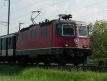 Eine Re 4/4 II rauscht mit dem Rheintalexpress Chur-St.Gallen in Sevelen durch. N�chster Halt Buchs/SG. am 23.05.08