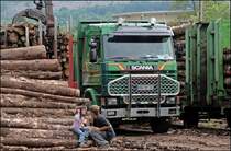 Die Arbeit ist gef�rlich: Der Vater hat das Entladen unterbrochen und redet mit seiner Tochter. (Hemer am 23.05.2008)
