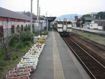 KIHA 47: JR Dieseltriebwagen KIHA 47 76 an der Endstation Umi (Insel Kyushu). Das ehemalige Kohleabbaugebiet gibt sich Mühe, hübsch zu erscheinen - entsprechend die vielen Blumenkisten am Bahnhof. 16.März 2007. KASHII-LINIE
