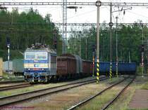 Zweisystemlok CD 363-043 f�hrt mit ihrem G�terzug aus Richtung Chomutov nach Karlovy Vary 

10.05.2008 Karlovy Vary

