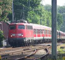 Auch die KBS485 hat ab und zu mal die Ehre f�r eine Sonderfahrt genutzt zu werden. Hier f�hrt ein Sonderzug mit 14 Wagen(Darunter auch EURO-EXPRESS-wagen) gezogen von der 115 459-0(Baugleich mit einer 110 B�gelfalte) durch den Bahnhof Geilenkrichen. Hier ist der Zug auf dem Weg von Unna nach Aachen. 23.05.08