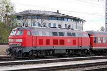 218 467-9, schon mit UIC-Nummer, dr�ckt einen Regionalzug Richtung M�nchen Hbf. Sie  tr�gt  noch das Allg�u-Winterpaket.