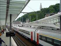 Die Bahnsteige im Bahnhof Li�ge Guillemins. Allein f�r die 5 �berd�cher (3 sind 200 Meter lang und 2 sind 150 Meter lang) wurden 1.000 Tonnen Stahl ben�tigt. Die gesamte Konstruktion wurde aus 10.000 Tonnen Stahl gefertigt und die Glasfl�che betr�gt 32.000 Quadratmeter. Noch eine Besonderheit des neuen Bahnhofs Li�ge Guillemins: er wird der einzige Bahnhof in Europa sein mit einer eigenen Autobahnab/aufahrt. Der Parking wird durch eine Br�cke und ein Viadukt, beides auch von Santiago Calavatra entworfen, direkt mit der Autobahn verbunden. 18.05.08  
 