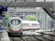 Der ICE 3M 4604 hat das Gef�lle von 3%, den sogenannten  plan inclin� , zwischen Ans und Li�ge Guillemins gemeistert und f�hrt am 18.05.08 in den Bahnhof ein. Der Begriff  plan inclin�  wurde von den ersten Eisenbahningenieuren gepr�gt, denn die Absch�ssigkeit zwischen Ans und L�ttich stellte f�r sie eine gro�e Herausforderung dar. Sie l�sten das Problem am Anfang (1838) mit einem Kabelsystem, um die Z�ge auf die Anh�he nach Ans zu ziehen.   Mit der Leistungserh�hung der Lokomotiven, wurde dieses System 1879 wieder entfernt. Seitdem wurden Schubloks eingesetzt und werden es heute bei schweren G�terz�gen und langen Personenz�gen noch.  