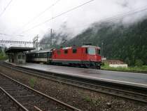 Gotthard 2008 - Diese Lok verfolgte uns sprichw�rtlich an all unseren Tagen am Gotthard. Es handelt sich um Re 4/4 11195 die hier in Faido mit ihrem IR 2276 Locarno-Z�rich einen planm��igen Halt einlegt. Dann wird sie die letzten H�henmeter nach Airolo in Angriff nehmen, bevor sie im Gotthardtunnel auf die Nordseite der Alpen wechselt. Faido, 22.05.2008