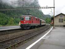 Gotthard 2008 - Mit IR 2259 ist am 22.05.2008 die Re 4/4 11126 an die italienische Grenze nach Chiasso unterwegs. Hier schleicht sie langsam durch den Bahnhof des kleinen Ortes Faido an der Gotthard-S�drampe. Schlie�lich kurvt vor ihr noch der IR 2261 nach Locarno rum, den sie schon fast eingeholt hat. In Bellinzona kommen die Z�ge nur im Abstand von 4 min an.