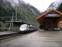 Gotthard 2008 - Nach einem guten Fr�hst�ck im Hotel  Wei�es R�ssli  zu G�schenen wollen wir heute die S�drampe der Gotthardbahn von Faido bis Dazio Grande in Angriff nehmen. Das Wetter verhei�t allerdings nichts Gutes und der als CIS 156 Mailand-Z�rich durch G�schenen eilende ETR 470 007 scheint auch nicht viel Lust zu haben. Er schiebt eine Versp�tung von 10 min vor sich her. G�schenen, 22.05.2008