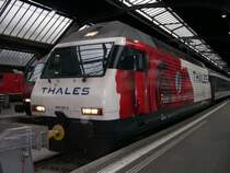 Gotthard 2008 - Die Fernverkehrsfahrt um 16:04 ab Stuttgart in die Schweiz scheint unter keinem guten Stern zu stehen. Mit gut 15 min Versp�tung sprinten wir in Z�rich zu unserem Cisalpino, den wir eigentlich in Schaffhausen bereits erreichen wollten. Fr�her war es genau dieser, der entweder versp�tet war oder ganz ausfiel. Heute war es der ICE, der ohne Neigetechnik verkehren musste. Trotzdem reicht es noch die 460 012-8  Erguel  abzulichten. Z�rich HB, 21.05.2008 