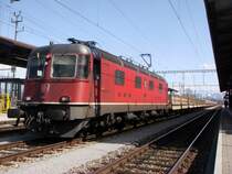 Am 29.03.2008 stand die Re 6/6 11605 mit Schotterwagen in Pf�ffikon SZ.