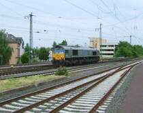 Class 66 P818 von DLC f�hrt solo durch Frankfurt-H�chst am 21.05.08