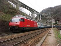 Re 460 059 mit CIS in der Biaschina am  03.04.2008.Beachtenswert ist der FS-Gep�ckwagen(!)