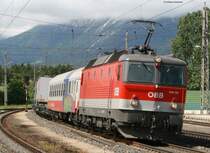1044 101-2 und 1216 021-4 (zugschluss)mit einer RoLa in Richtung W�rgl bei der Durchfahrt Brixlegg am 23.5.08
