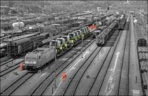 Impression im Rangierbahnhof Hagen-Vorhalle: M�hdrescher CLAAS DOMINATOR BO sind auf Tiefladewagen TWA 800 der Transwaggon, 2-teilig verladen. 185 169 hat sich an den G�terzug gesetzt und wartet auf die Abfahrt. (01.05.2008)
