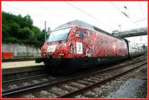 Re 460 015-1 - Euro 08. Endlich habe ich die  Euro 08  Lok am Mittag im Bhf. Frick AG erwischt und nun kann die Europameisterschaft beginnen. Hier war der Himmel noch bedeckt, aber drei Stunden sp�ter hatte ich am selben Ort mehr Gl�ck (siehe Bild ID 195876). 30.5.2008.