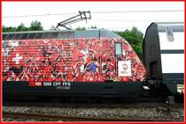 Re 460 015-1 Euro 08. Ich bin leider auch im hinteren Teil der  Euro 08  Lok nicht drauf, aber vielleicht erkennt sich ein Eisenbahnfreund wieder und freut sich, dass er nun im Land herumkommt. Bhf Frick AG am 30.5.2008.