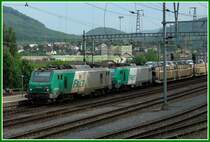 Schweiz - Aargau -Bhf. Frick. SNCF 437056 und 437050 ziehen einen Autozug mit Neuwagen in Richtung Basel am 29.5.2008. Schon seltsam, jeden Tag fahren die einen Neuwagen Richtung Z�rich und die anderen Neuen in die entgegengesetzte Richtung. Nur, wer kauft die vielen Autos eigentlich ? 